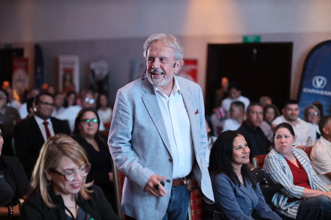 Eduardo Martí de pie entre el público durante una conferencia