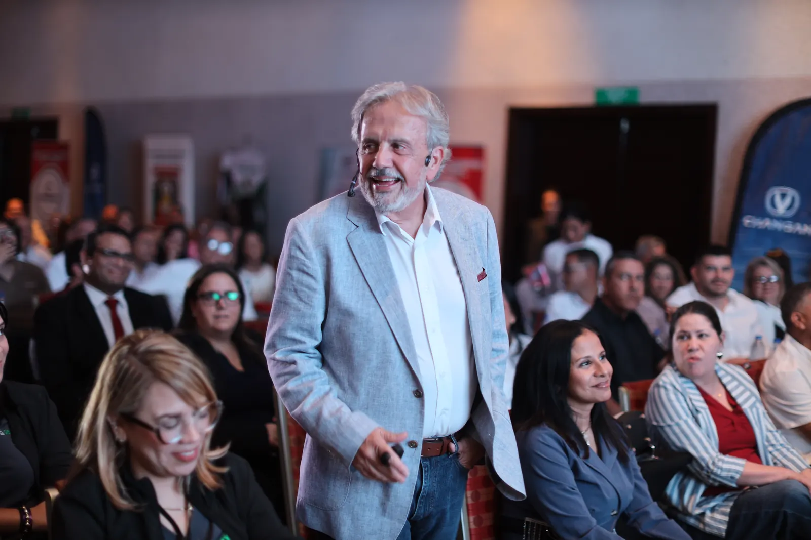 Eduardo Martí de pie, entre los asistentes a una conferencia