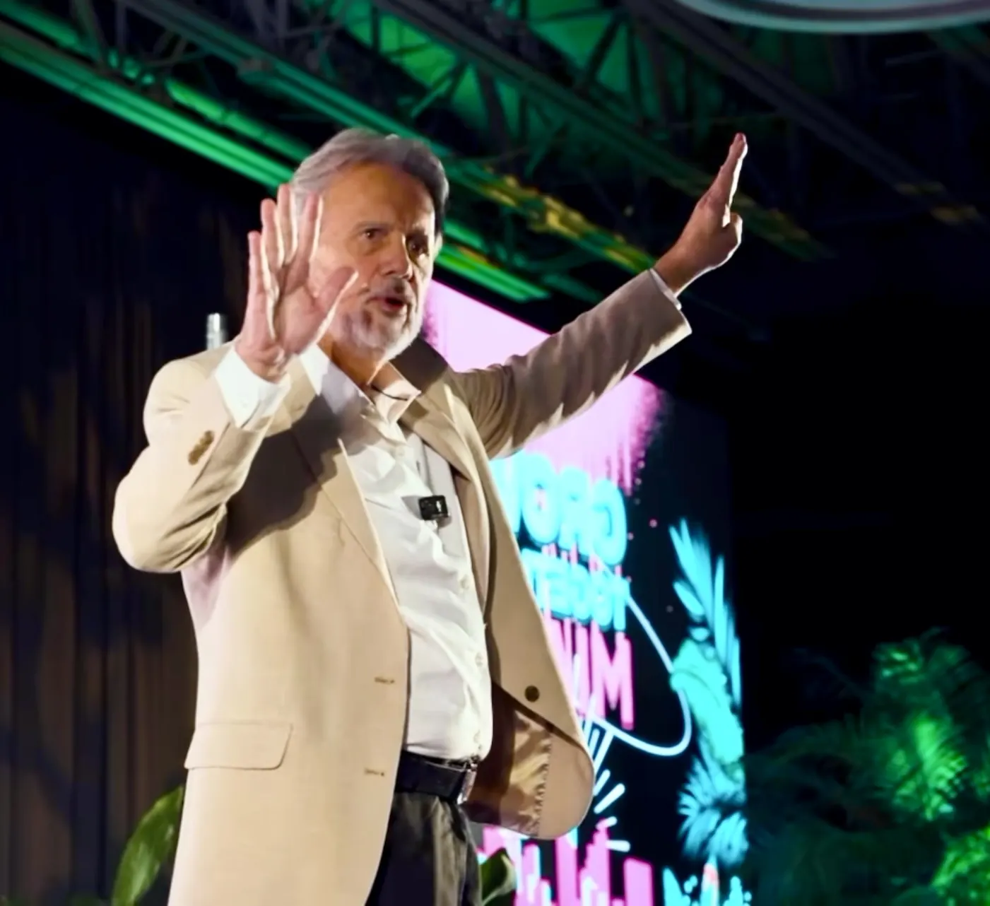 Eduardo Martí con los brazos arriba durante una conferencia