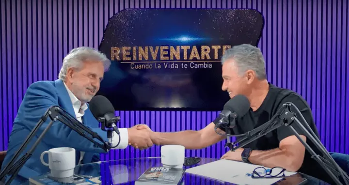 Eduardo Martí estrechando la mano de su entrevistado en un plató de televisión