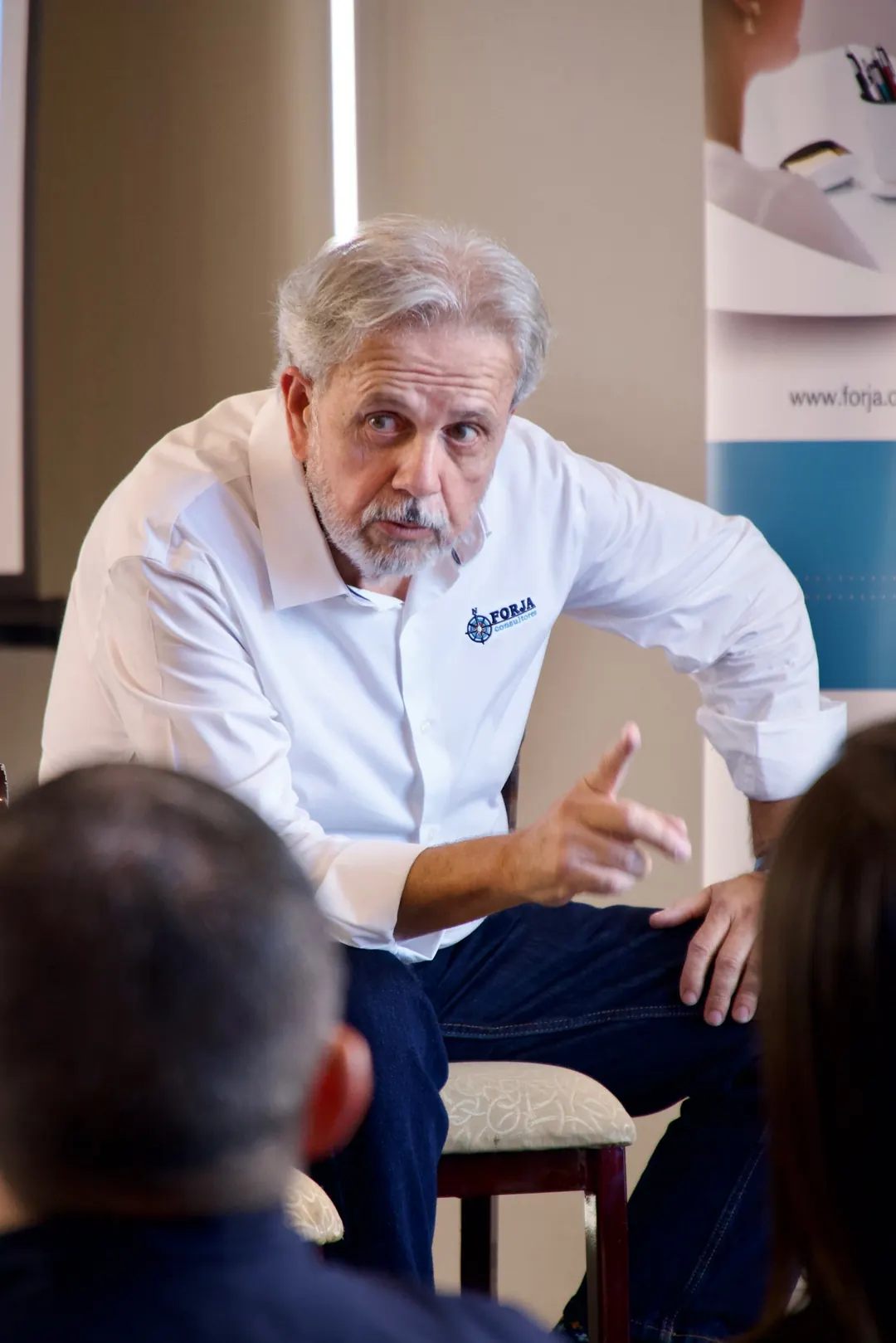 Eduardo Martí sentado, conversando con participantes de una sesión de mentoría