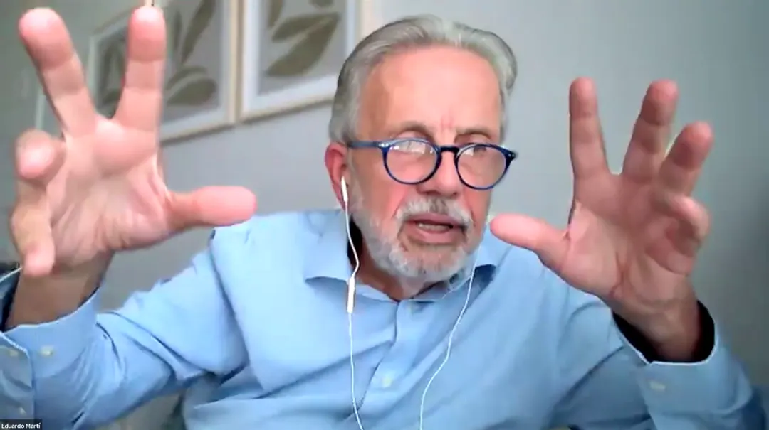 Eduardo Martí durante una sesión online, con las manos abiertas