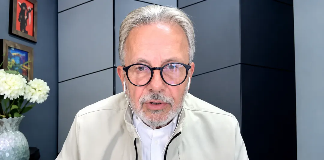 Primer plano de Eduardo Martí con gafas durante una videollamada