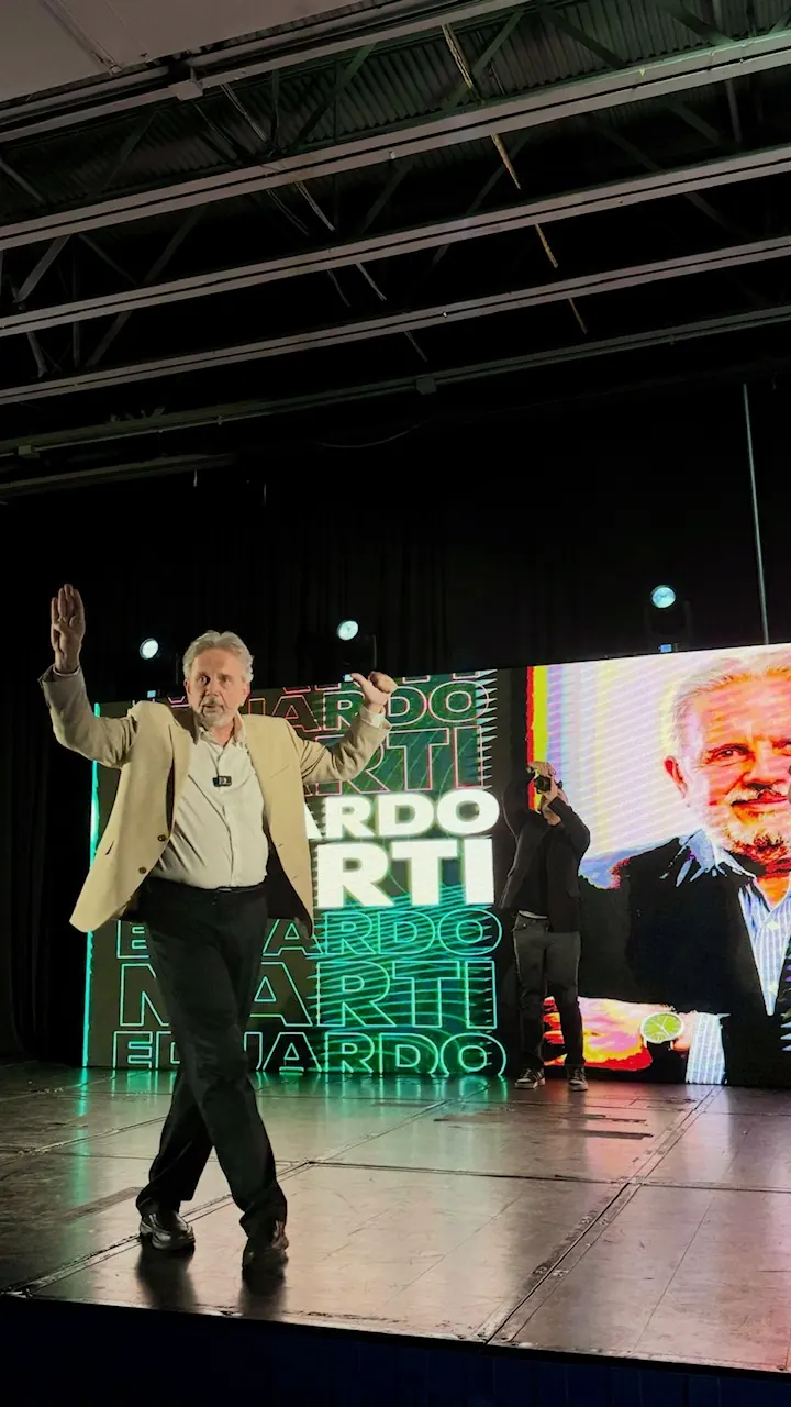 Eduardo Martí de pie frente a una pantalla con su nombre