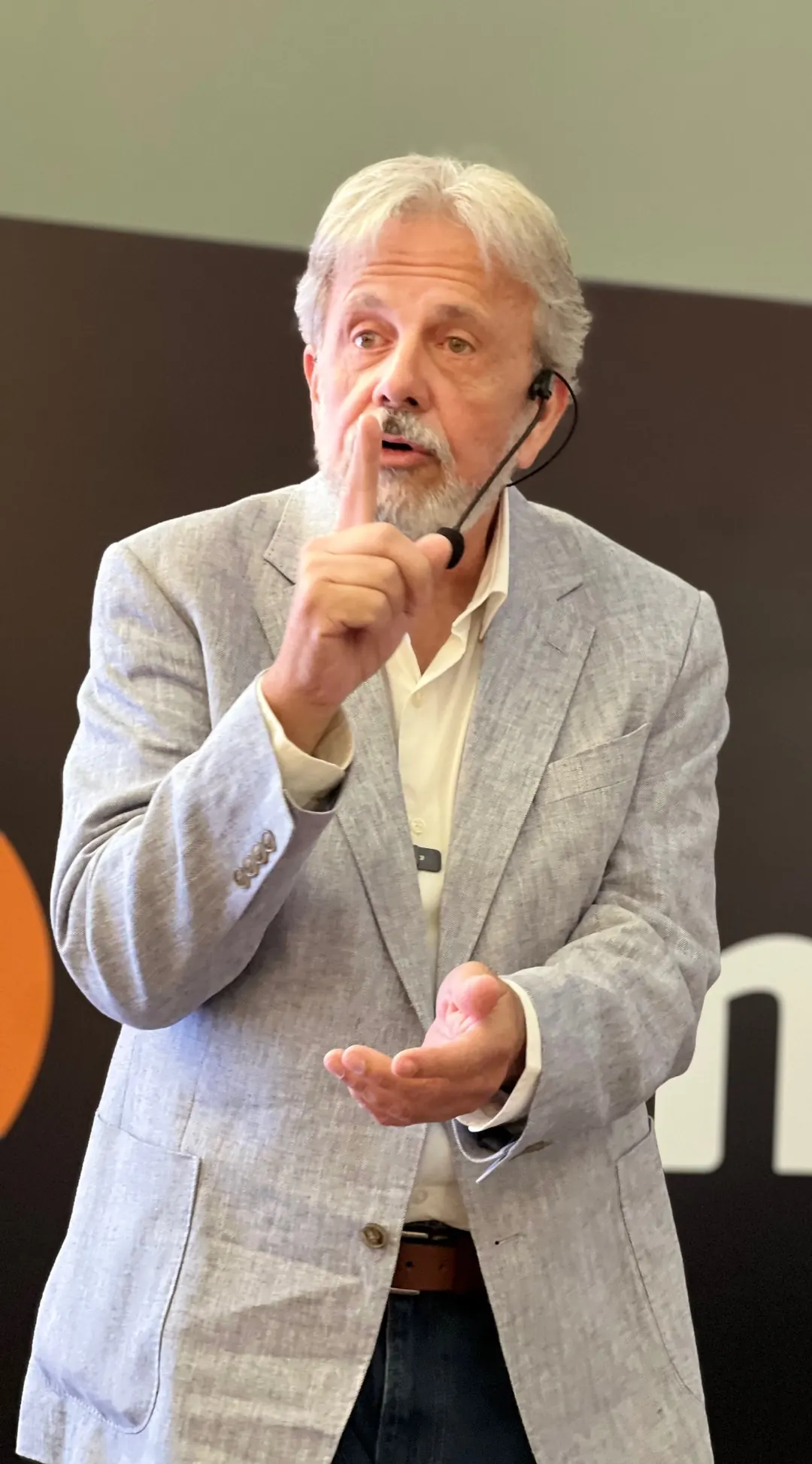 Eduardo Martí con el dedo sobre los labios y un micrófono de diadema, en gesto de reflexión