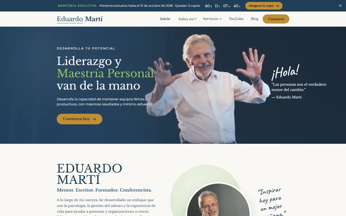 Portada de la Propuesta A: Liderazgo y Maestría Personal van de la mano, con Eduardo Martí sobre un escenario y su retrato sobre un círculo verde