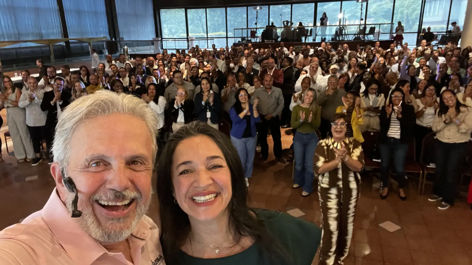 Selfie de Eduardo Martí con un asistente y el auditorio detrás