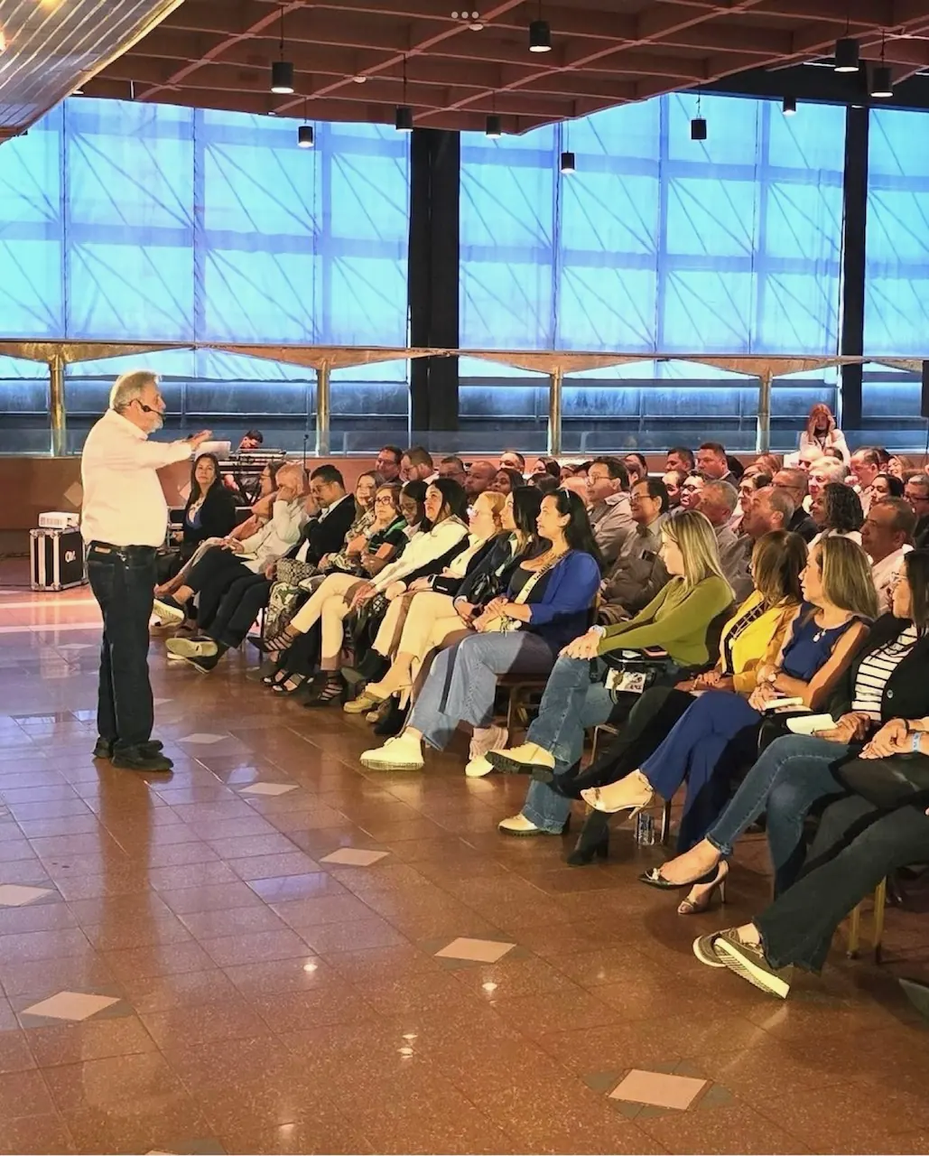 Grupo de participantes sentado en semicírculo durante una formación