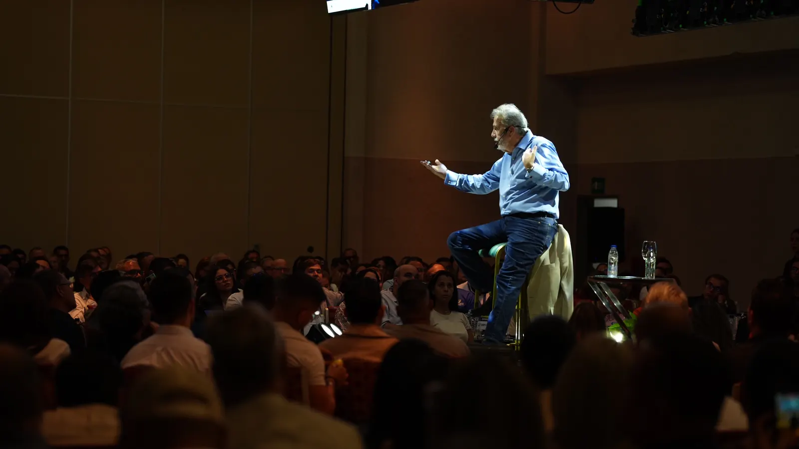 Eduardo Martí sentado en un taburete, en una charla íntima