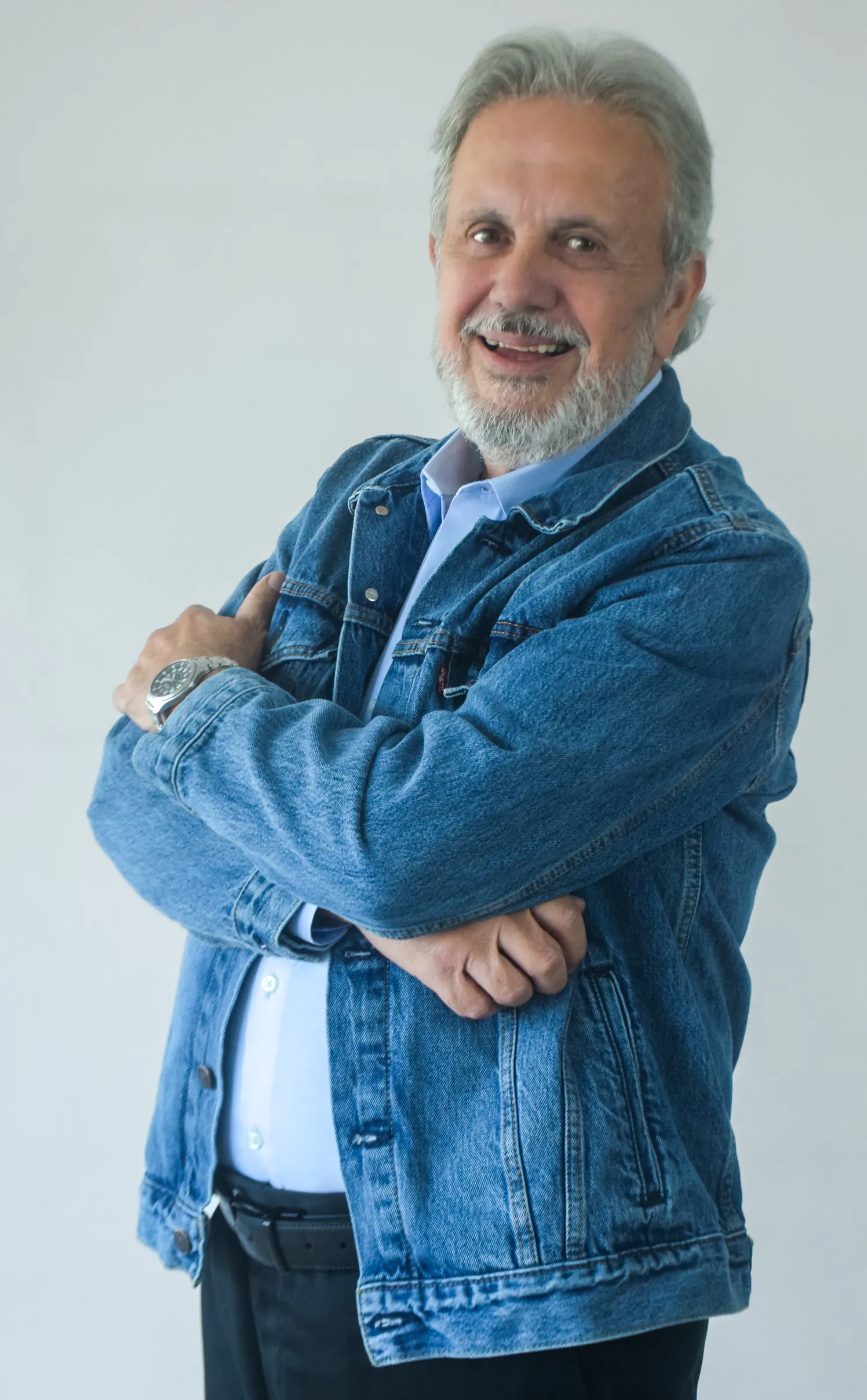 Eduardo Martí, retrato con chaqueta vaquera sobre fondo blanco