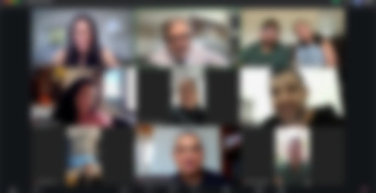 Mosaico de una sesión de mentoría grupal online, rostros difuminados