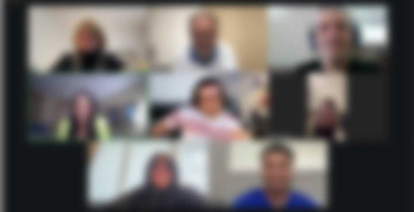 Mosaico de una sesión de mentoría grupal online, rostros difuminados